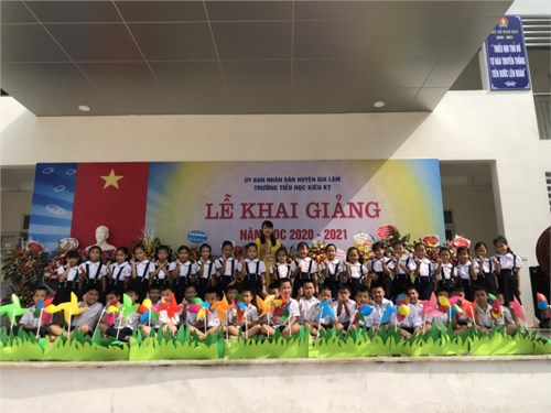 Ngày khai giảng tràn đầy hứng khởi của cô và trò khối 3